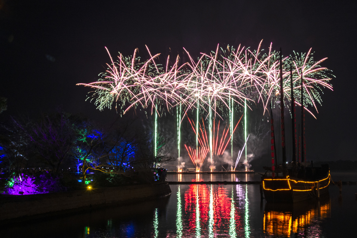 中秋水上烟花秀摄于无锡鼋头渚太湖水域