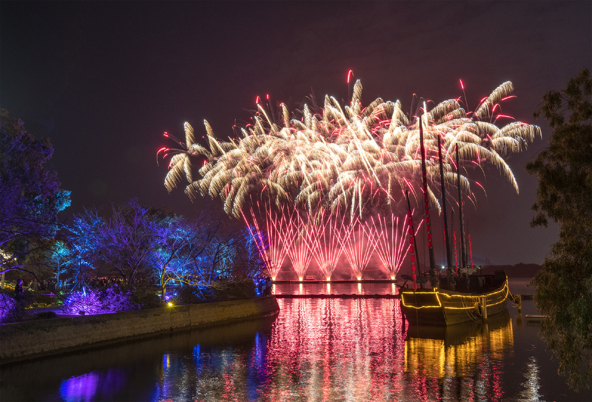 中秋水上烟花秀摄于无锡鼋头渚太湖水域