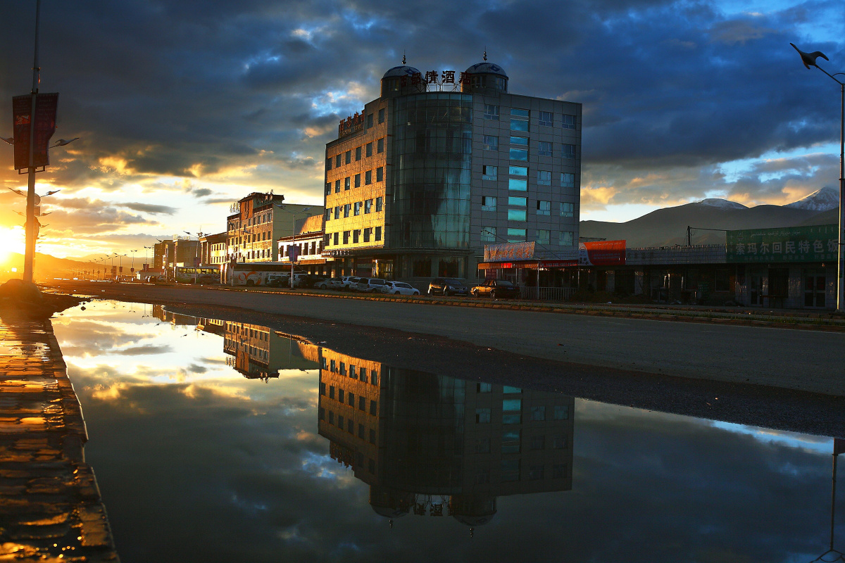 拍不到草原上的日出,拍拍巴音布鲁克镇街道的日出吧,我知道此时在那