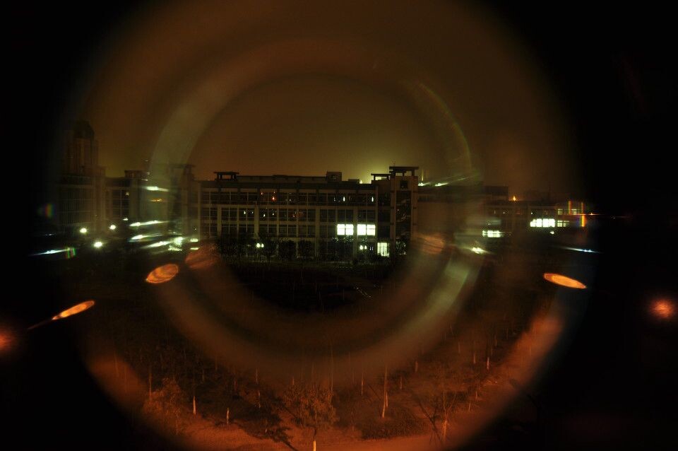 夜幕下的校园<br />
