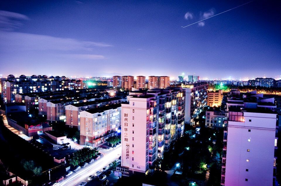 昆明南市区部分小区之夜景<br />
刚好一架飞机飞过