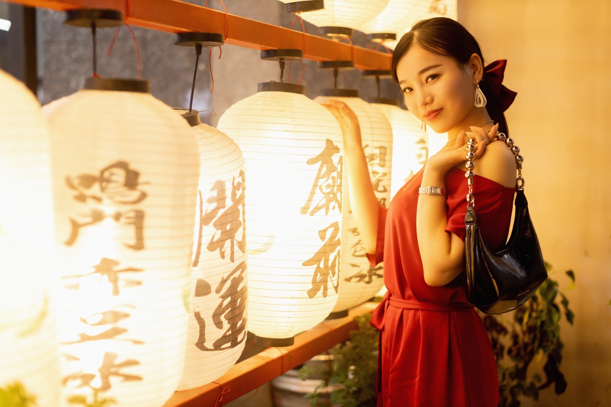 夜景街拍红衣女郎