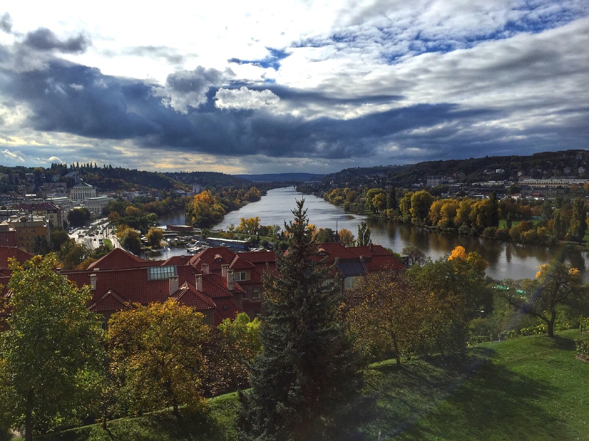 秋天的布拉格,丰富而变换的色彩与光影