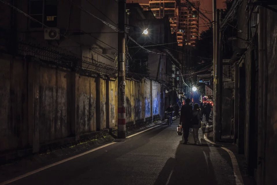 散步的一对情人