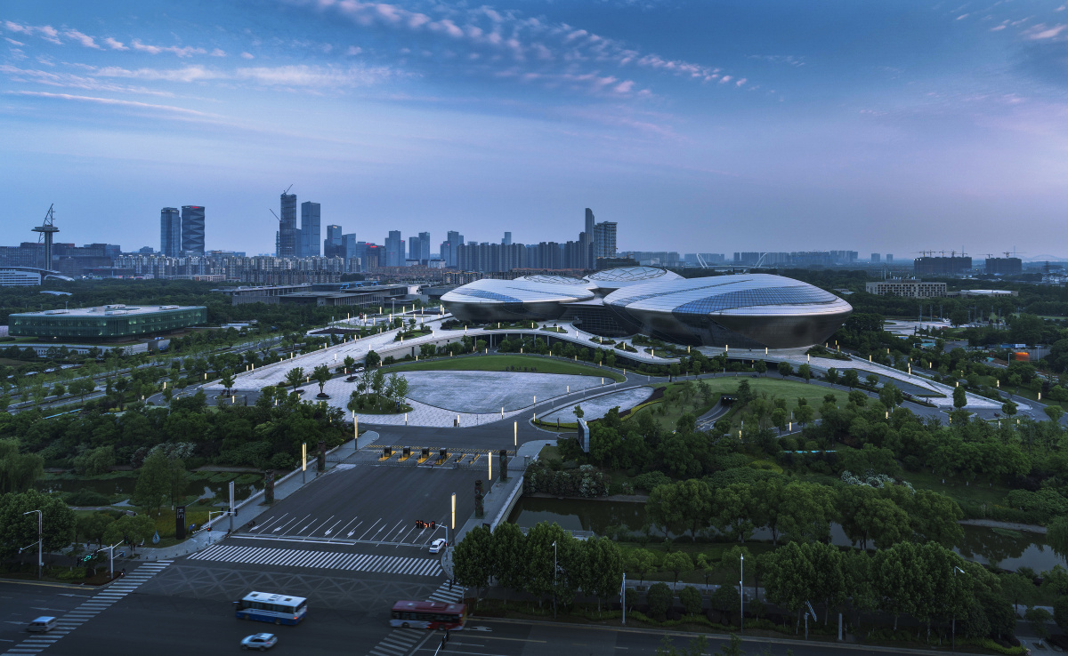 江苏大剧院位于江苏省南京市建邺区梦都大街181号东接河西中央商务区