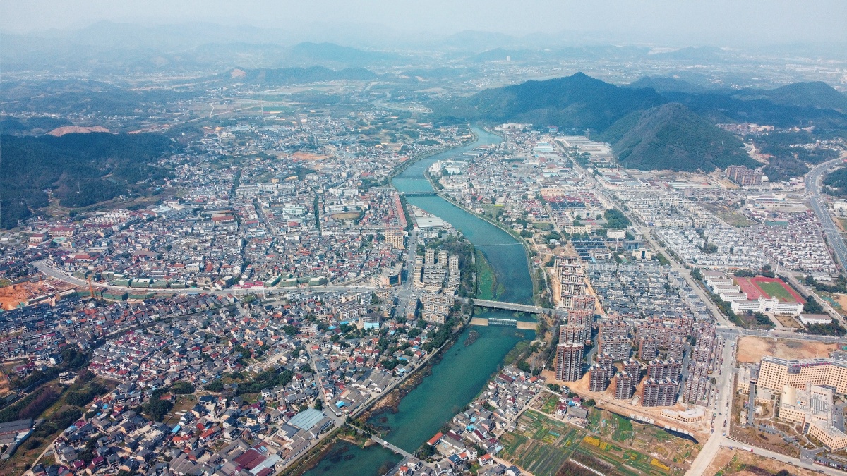 航拍孝丰苕溪穿过的小镇