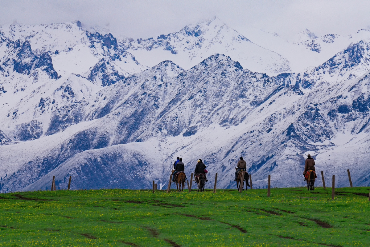 喀拉峻大草原上清晨骑马迈步的哈萨克人