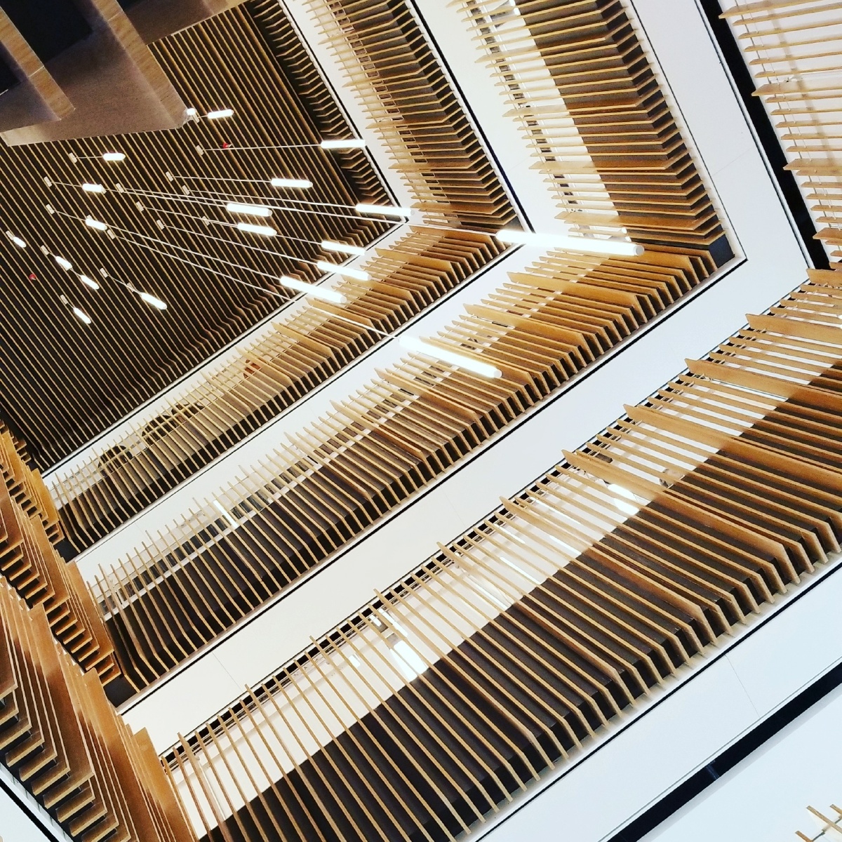 方形的空间里用了重复的设计手法使得空间成为连续的展示面.