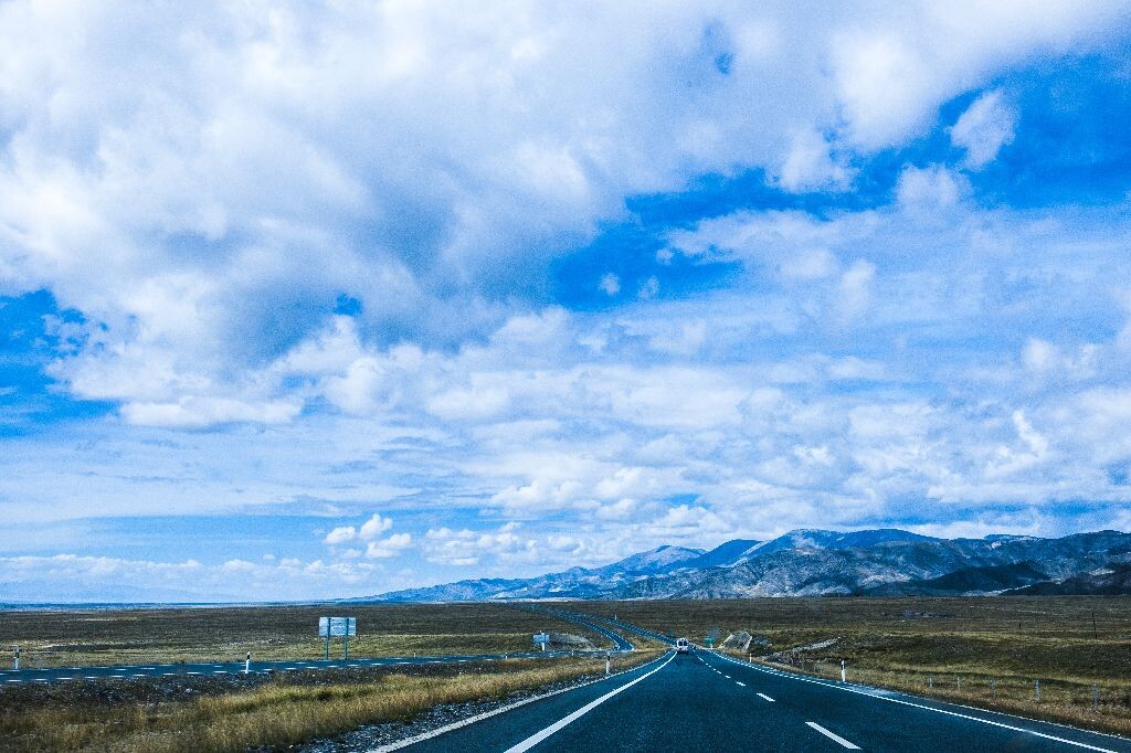 开往青海湖的路上。