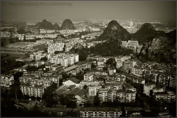被山环绕的城市