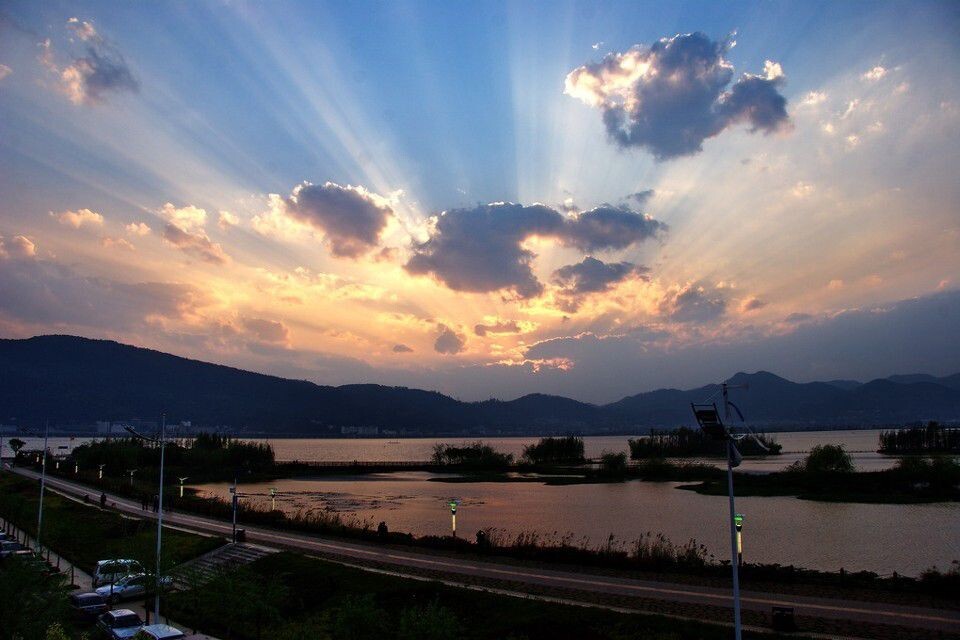 IMG_1615_光影_1<br />
春城滇池的海埂大坝,长提、湿地、茂密的树林,是市民的休闲新景地。