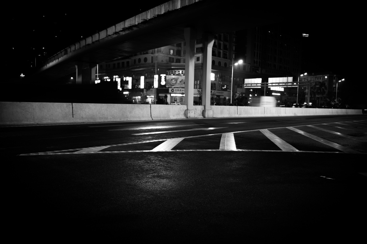 我喜欢黑白分明的马路