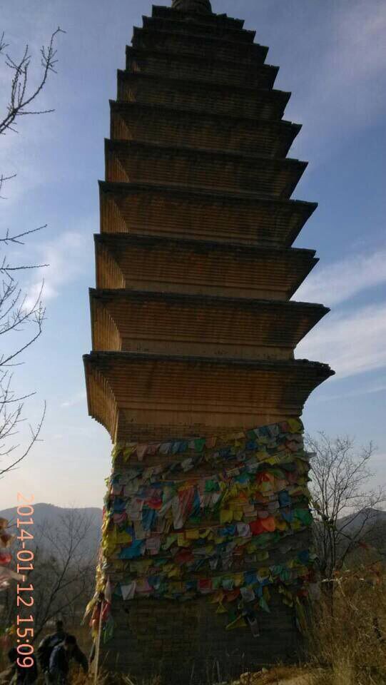 深山出古塔