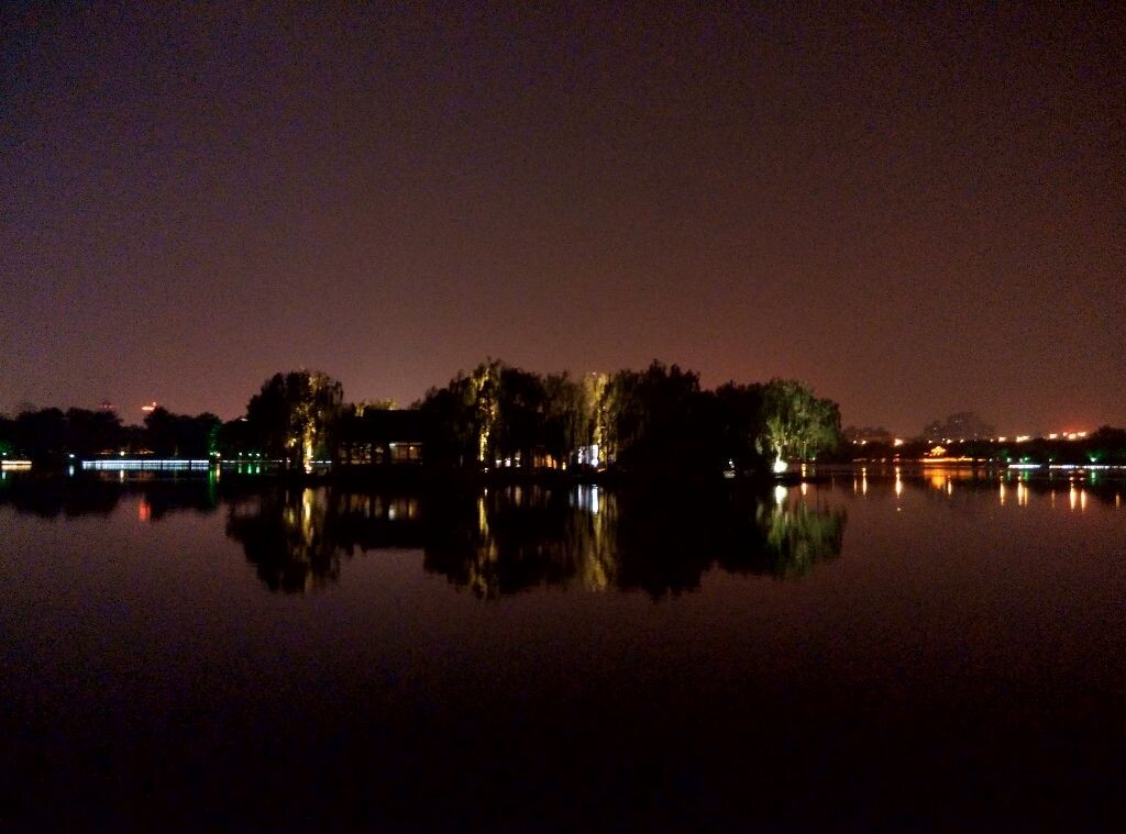 明湖夜色