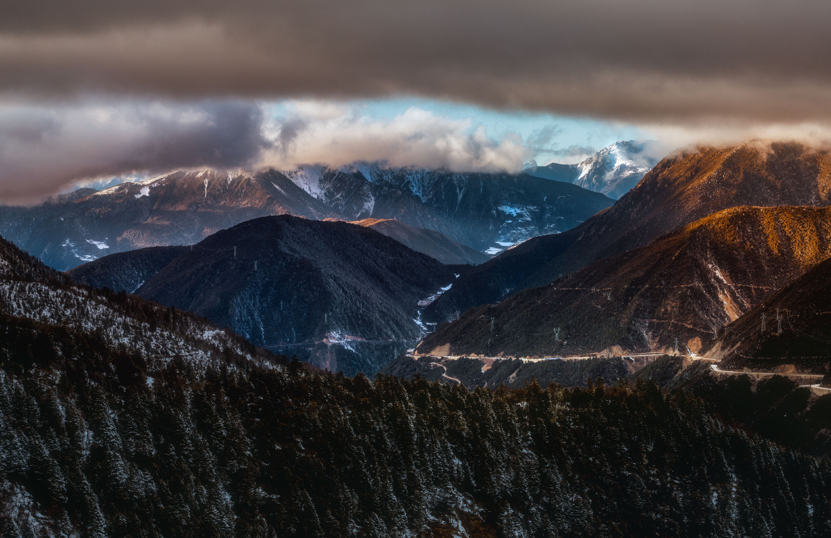 乌云散开,阳光透了出来