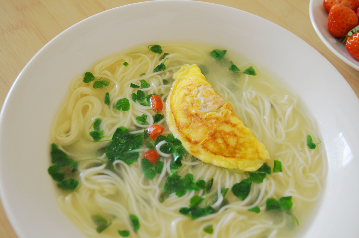 草头蛋饺面,鲜嫩不寡淡,上海人喜欢吃草头,自己也要入乡随俗.