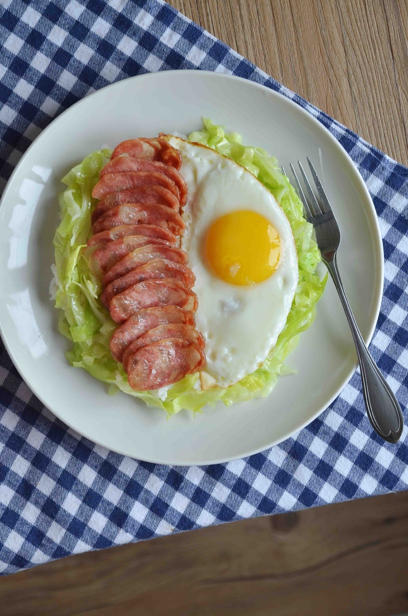 午饭蒸原味腊肠,煎荷包蛋,炒牛心菜,搭配白米饭.