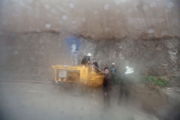 雨中继续赶工的务工者