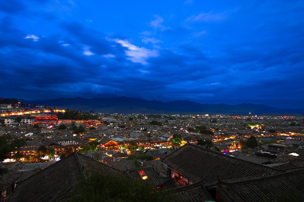 云南丽江束河古镇夜色