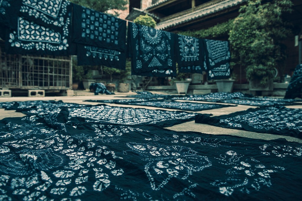 古朴典雅的图案大都是蓝底白花的图案花纹、圆点、不规则图形以及其他简单的几何图形组成。