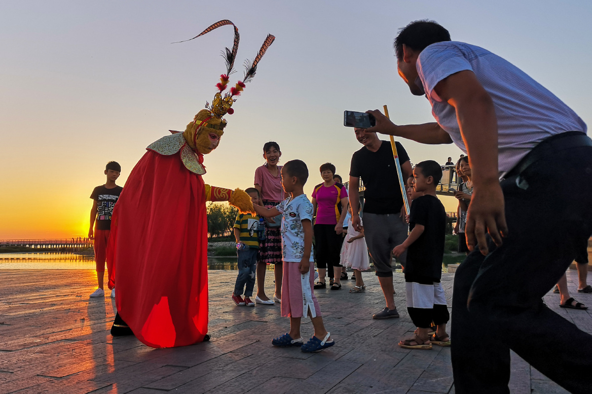 2018年8月8日傍晚,沈阳市卧龙湖景区广场,一位年轻人以装扮成孙悟空与