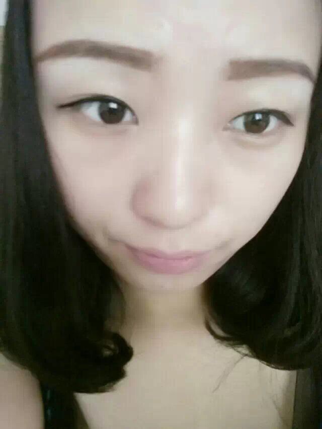 刚拿到手机，不忘自拍