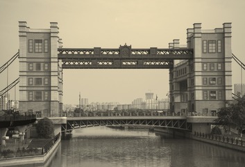 1603652