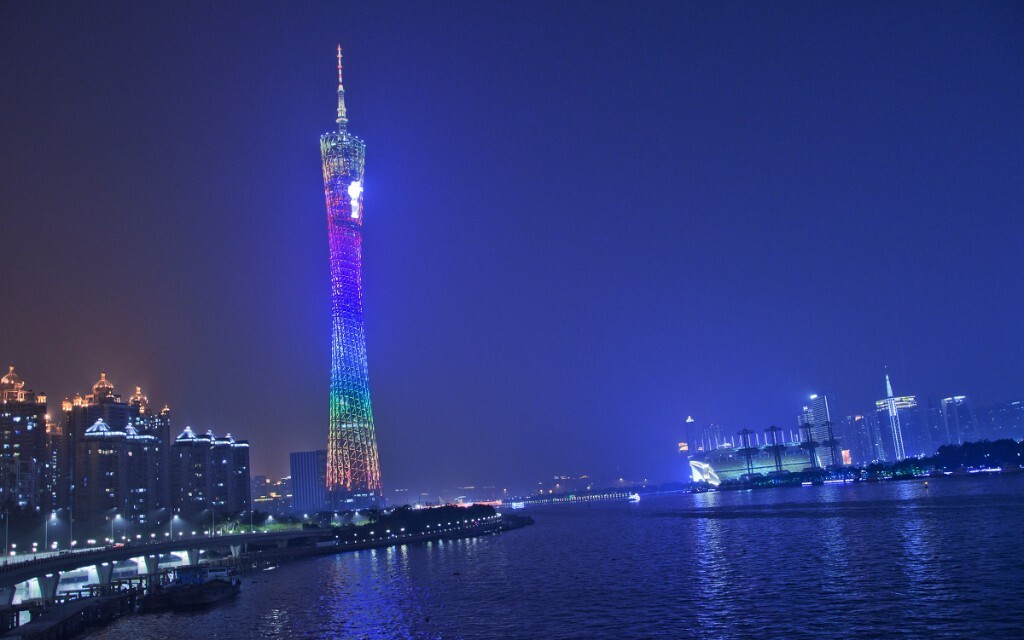 那时的你还是个风光青年，<br />
到处走拍，找地标。<br />
时过境迁，感叹物是人非。<br />
有一些淡淡的忧伤随着幽蓝色的夜空蔓延开来。