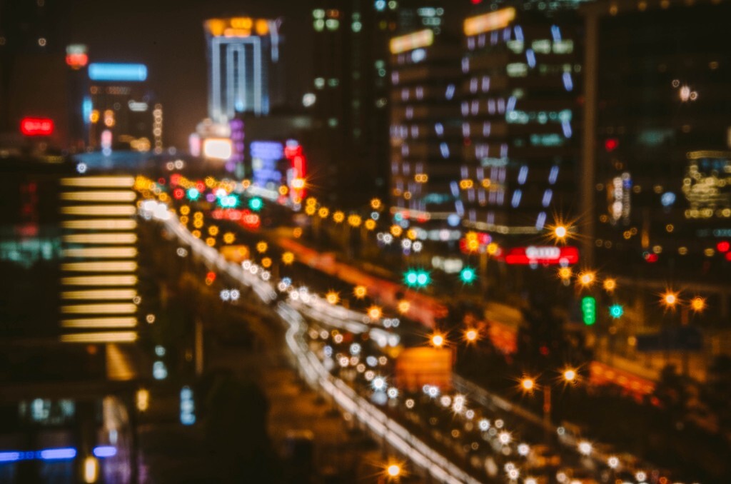 温柔的晚风 <br />
轻轻吹过 <br />
城市的灯火 <br />
今夜的晚风 <br />
你去哪里 <br />
请告诉我 