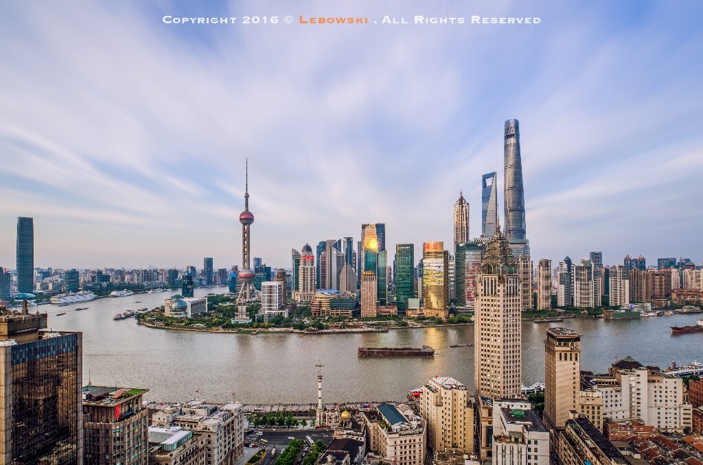 在离这很远的地方<br />
<br />
有一片海滩<br />
<br />
孤独的人他就在海上<br />
<br />
撑着船帆
