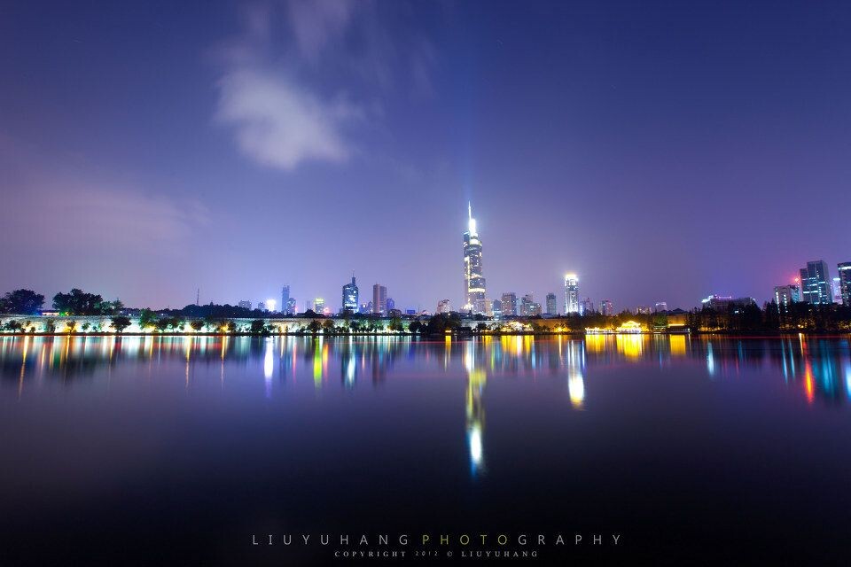 天气太热只好晚上出去溜达<br />
天气太热只好晚上出去溜达，带上新头去拍夜景