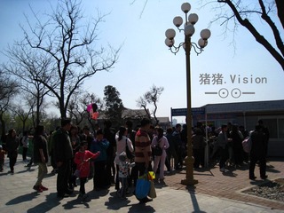排队买票划船...