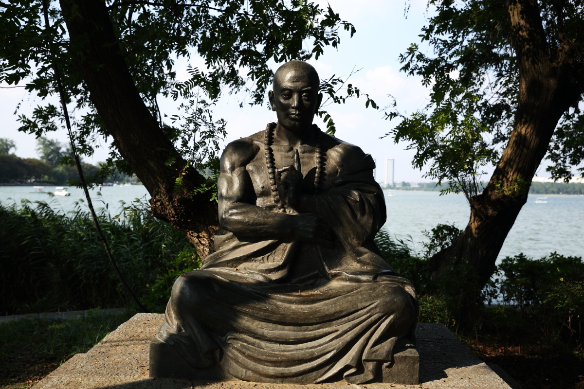 这个铁像很有拍头，改天还会再去，专门拍他。长的很南京。