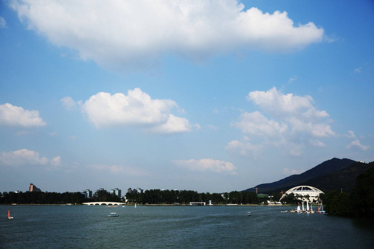 有个老头跟我说，小伙子快来拍啊，这景很漂亮。说着把他手中的傻瓜机让我看，旁边的他的老婆说，这可是专家哦？<br />
我看了，的确不错，可惜我过去的时候去走了。然后他过来跟我聊了一会儿。