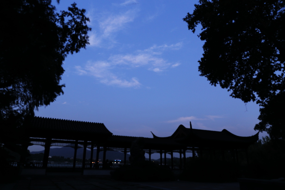 原来天黑了是蓝色的，后面做白天变黑夜的特效的时候就只可以用了。