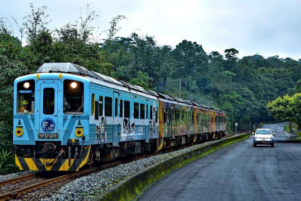 台灣最近最火熱的火車...進化號正於汽車競賽，猜猜誰會贏?<br />
攝於台灣平溪線!