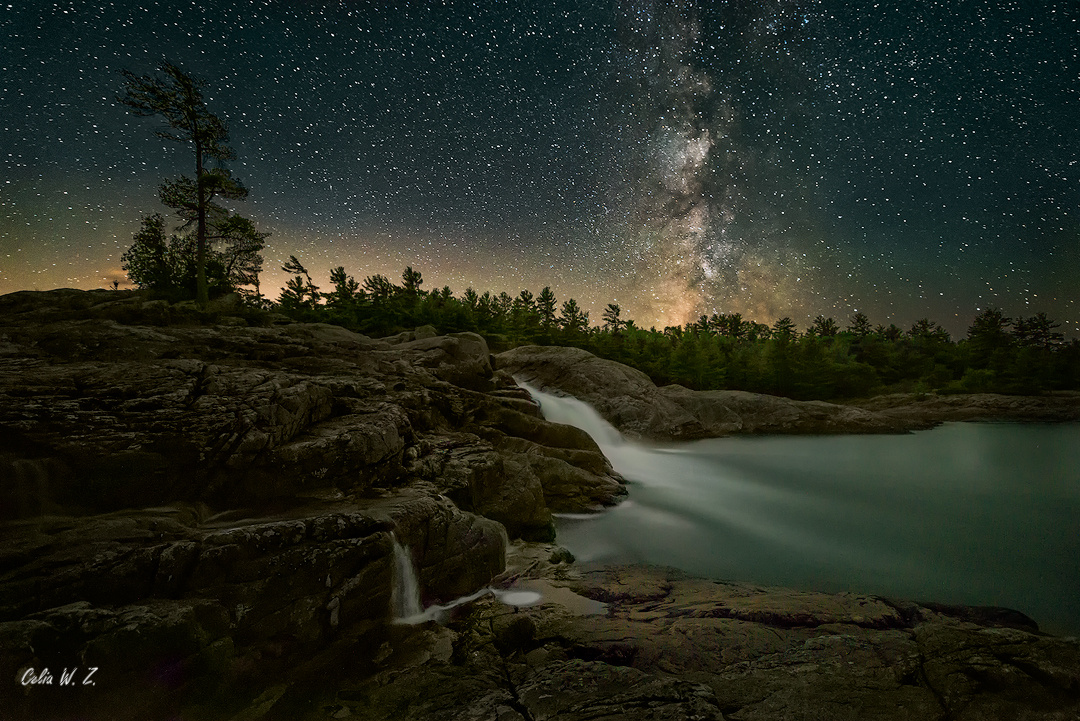 这张是今年夏日与一位队友划船到无人无光污染的安大略省的月亮河瀑布