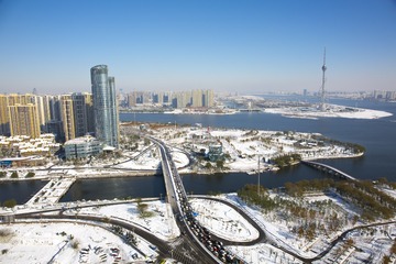 雪后的山东临沂凤凰广场景色