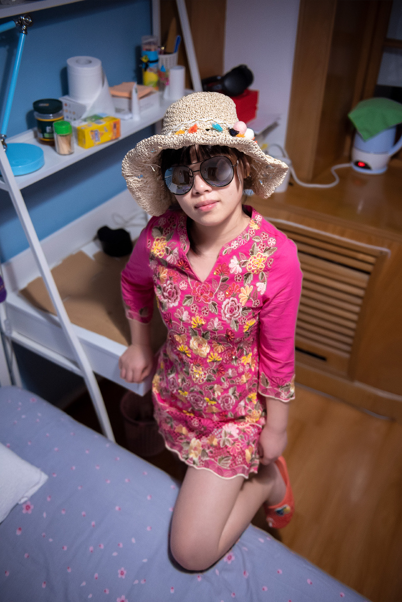 老婆买了新帽子和眼镜