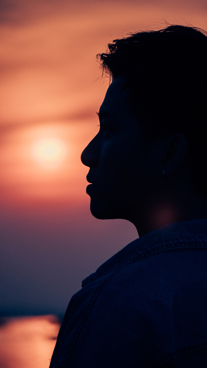 海边夕阳下的剪影人像