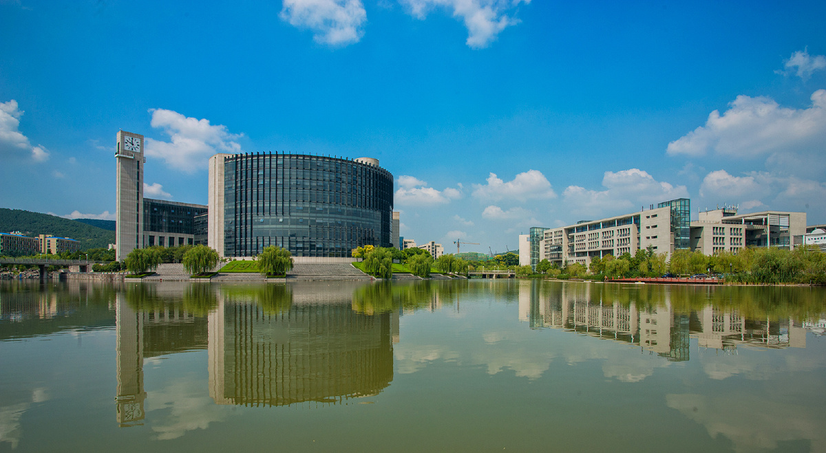 晴空下的矿大图书馆