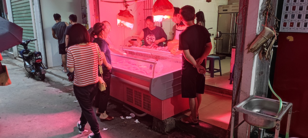 肉铺惯用红灯来卖肉