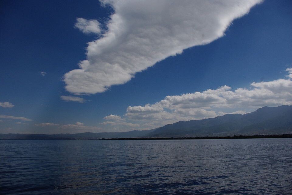 洱海泛舟<br />

