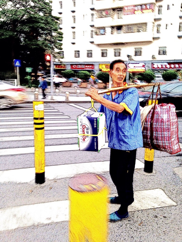 我给这照片的名字是城市斑马线。车、房、担子……