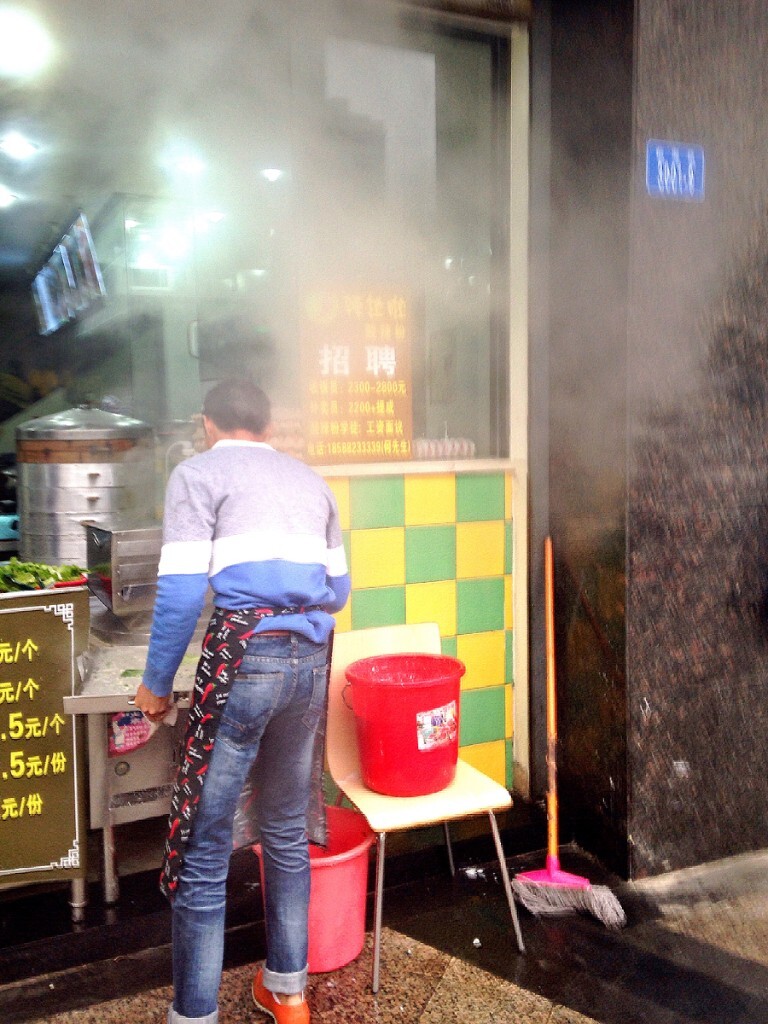 那天很冷,小店的师傅也加了厚衣,蒸腾的热气,让人感觉温暖。