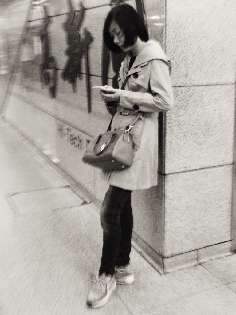 经常在地铁里遇到的女孩。她几乎每天以相同的姿态依靠在那里。