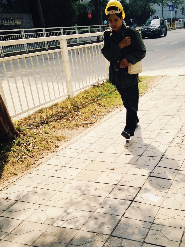 我跟他交错而过,逆光,让他的安全帽很特别。