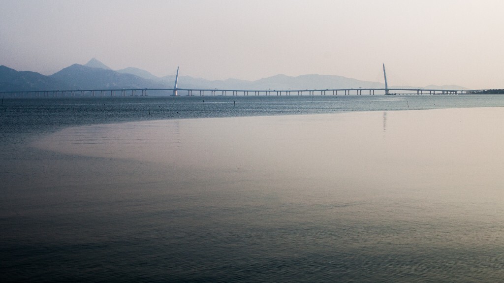 深圳湾大桥在夕阳下