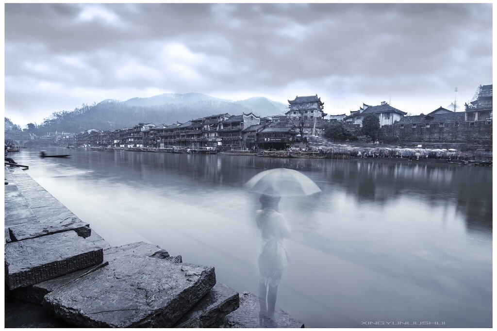 起了个大早，结果窗外淅淅沥沥的下着小雨，对于摄影，这是个灾难性的天气！扛着机器和架子一个人跑到沱江边，刚定好机位、按下快门，一个女孩就跑到镜头前，我心想完了，这片废了，然而等片子出来后 ，我却笑了，，，，，，美女   谢谢你的背影！