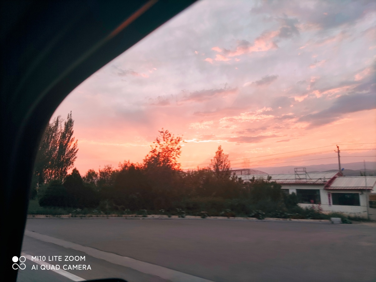 云霞落霞与孤鹜齐飞秋水共长天一色